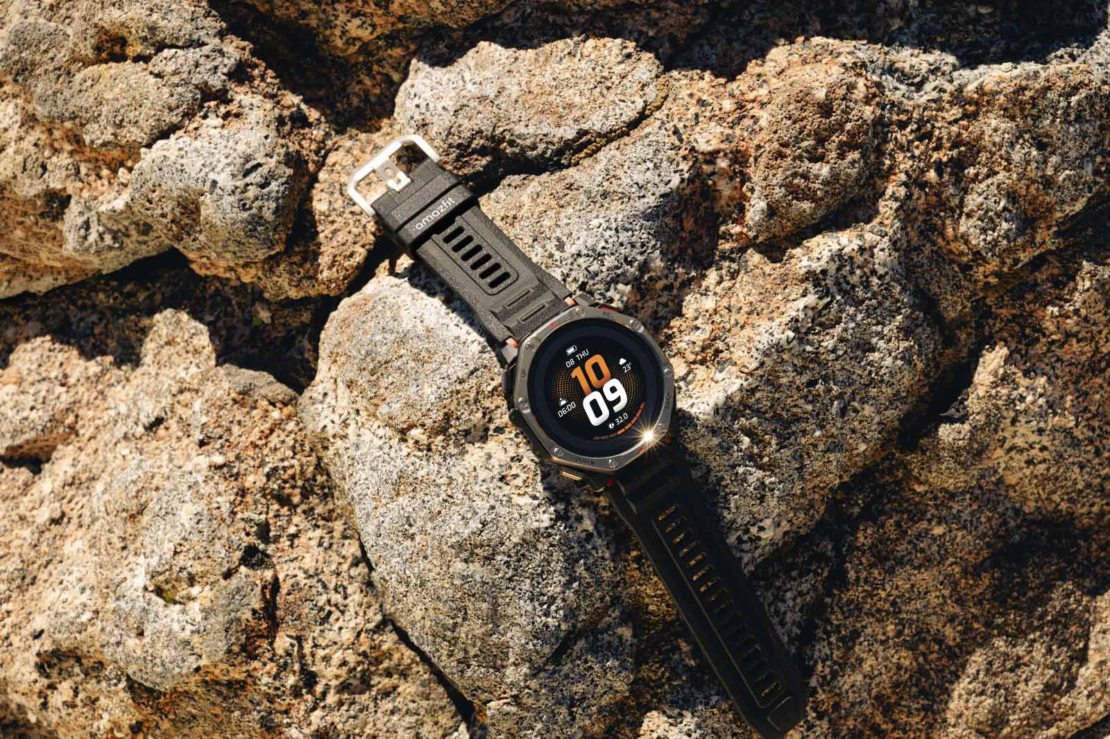 Amazfit presenta el primer reloj deportivo AMOLED del mundo con sistema solar dual